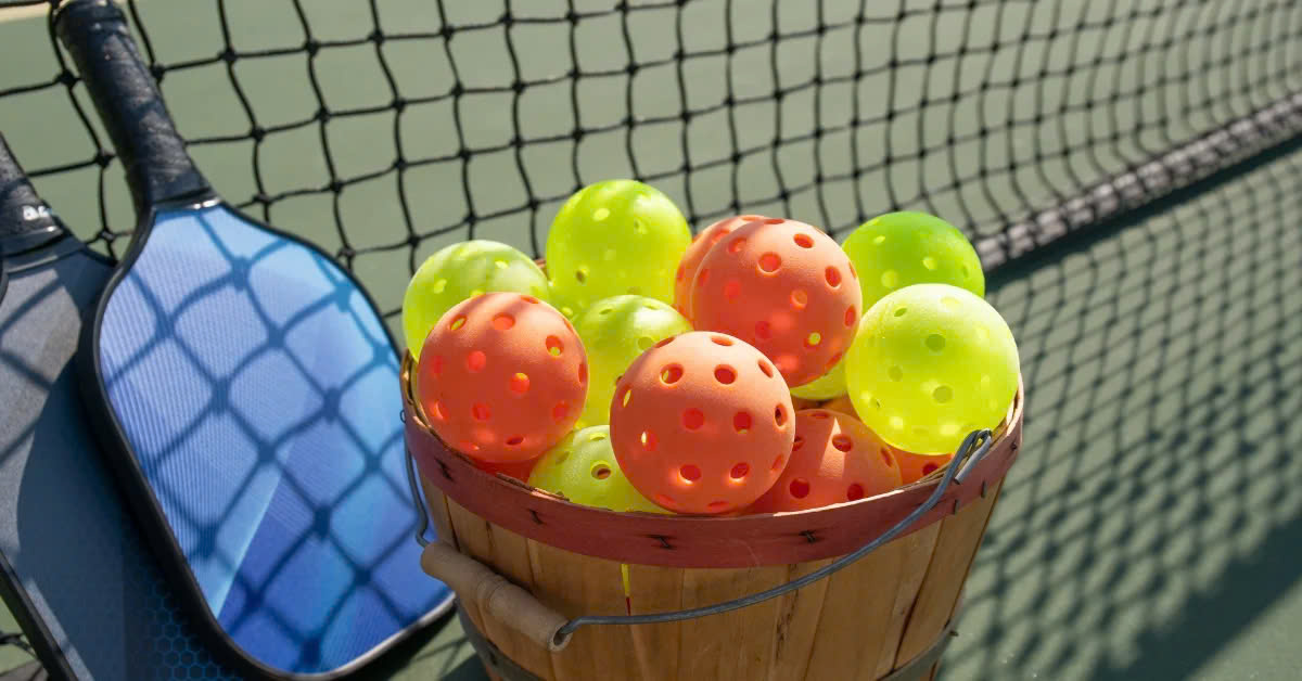 Pickleball vs Tennis &ndash; Điểm giống v&agrave; kh&aacute;c nhau giữa hai bộ m&ocirc;n hot nhất hiện nay